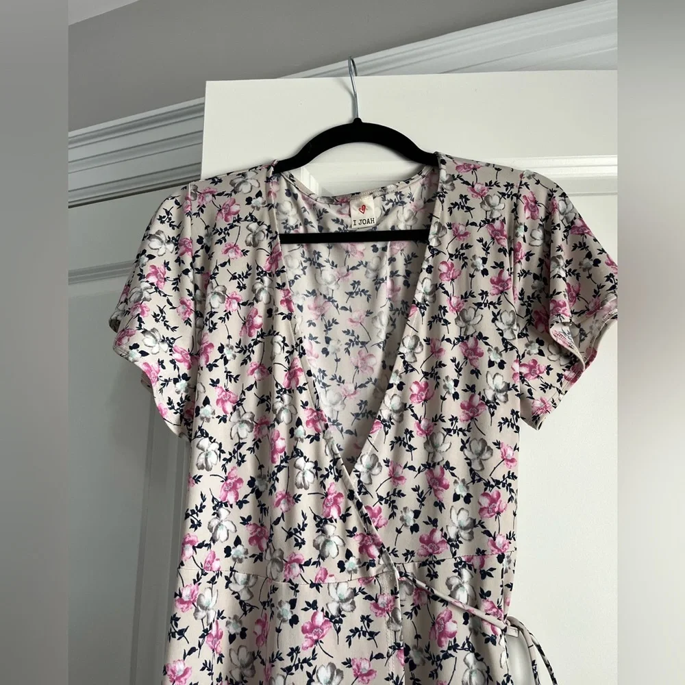I Joah Floral Wrap Short Spring/Summer Dress Size L Lightweight Flowy Beachy - Picture 2 of 11